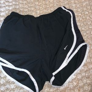 BLACK NIKE SHORTS